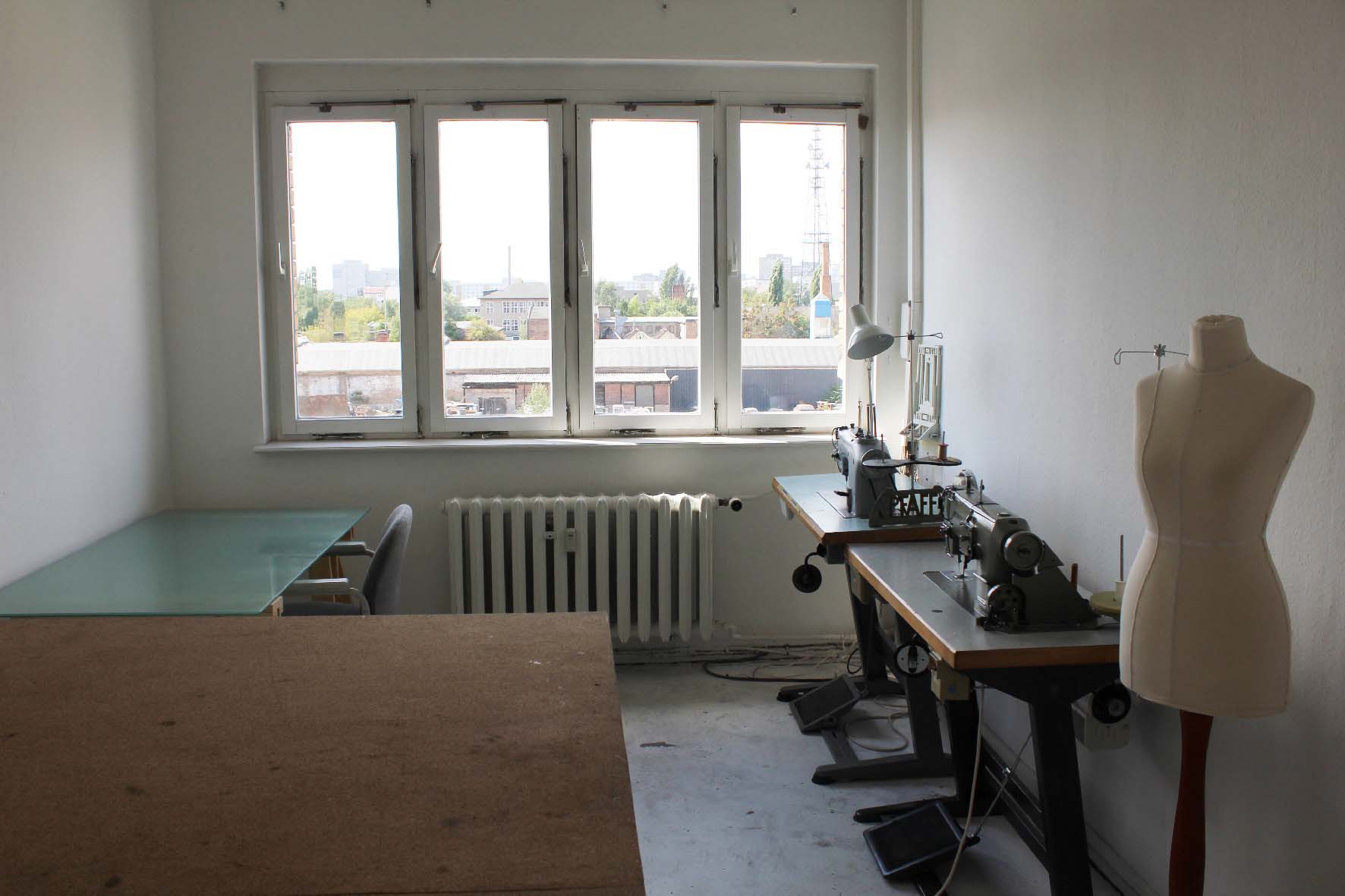 Studio Space With Sewing Machines Atelier Mit Nahmaschinen Zu